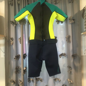 Short sleeved wet suit